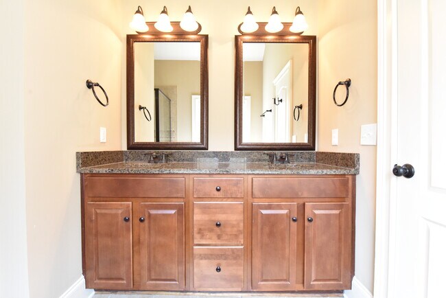 Building Photo - 1453 Cloverbrook Cir