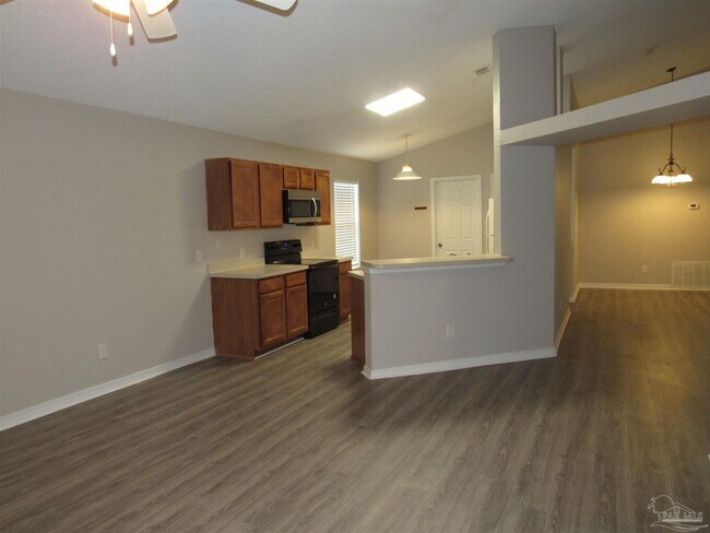 Building Photo - 608 Saleta St