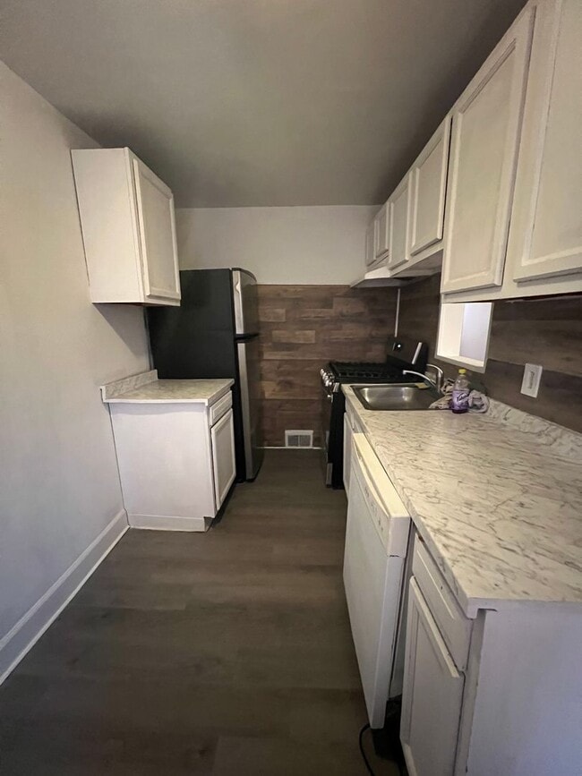 Building Photo - Stunning 3-Bedroom Townhome in Overbrook Park with Finished Basement! Available mid-March!