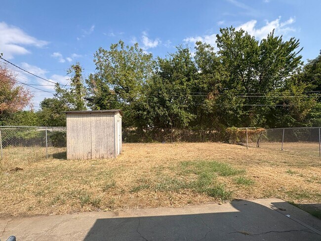 Building Photo - 2316 Miramar Blvd