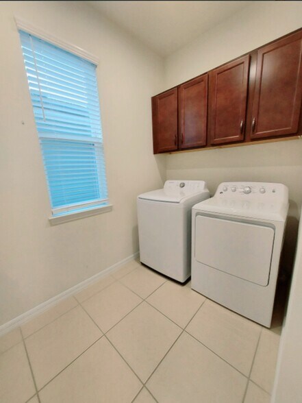 Full-size washer and dryer - 2500 Avian Loop