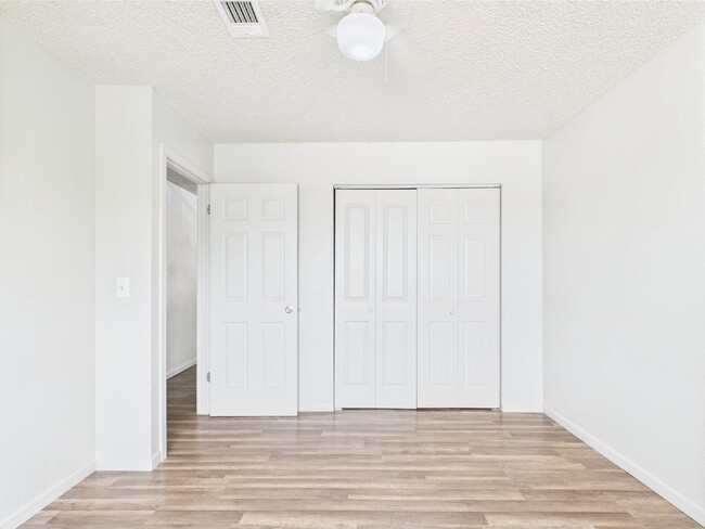 Building Photo - Upstairs 2/1