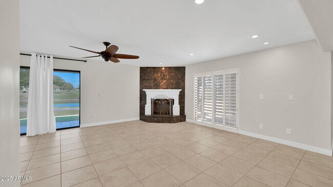 Building Photo - 7500 N Vía Camello Del Sur