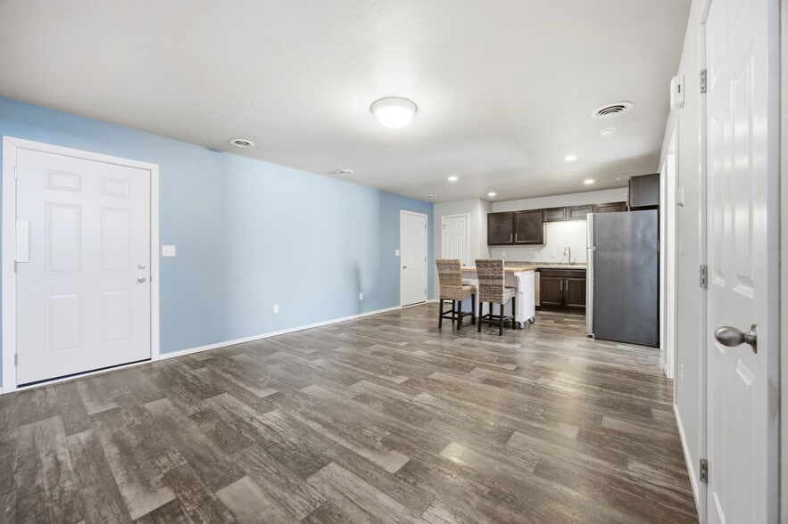 Building Photo - 4304 Estate Dr S