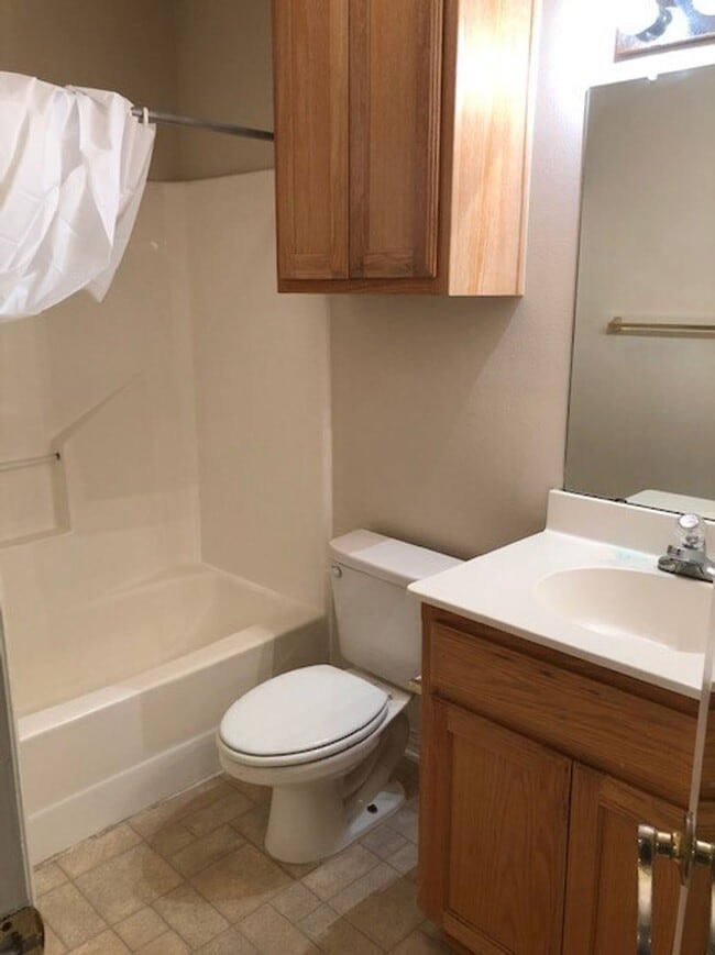 Building Photo - 2 BEDROOM 2.5 BATH TOWNHOME