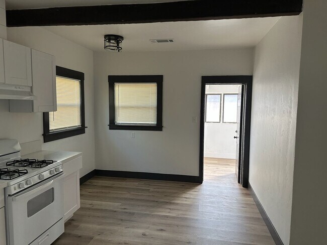 Building Photo - 855-856 Court/Cypress Duplex