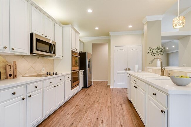 Building Photo - 10030 Estancia Ln