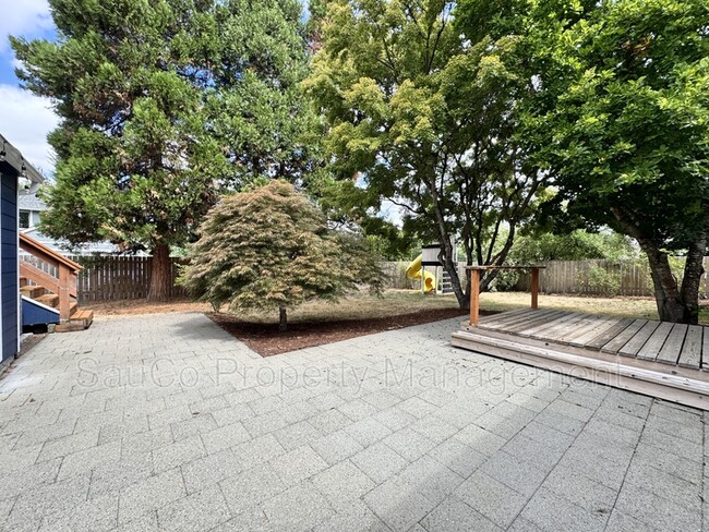 Building Photo - 6543 SE Borwick St