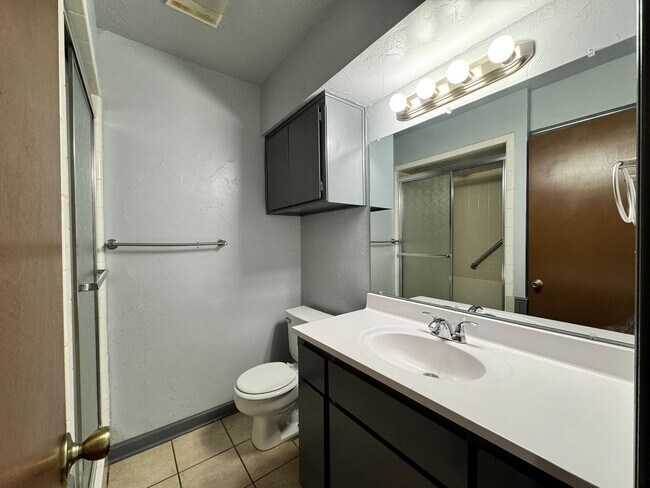 Building Photo - NW 7th Duplex