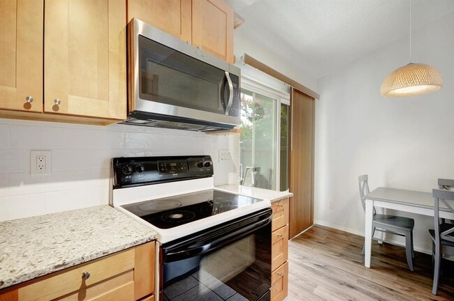 Building Photo - 1015 E Yager Ln