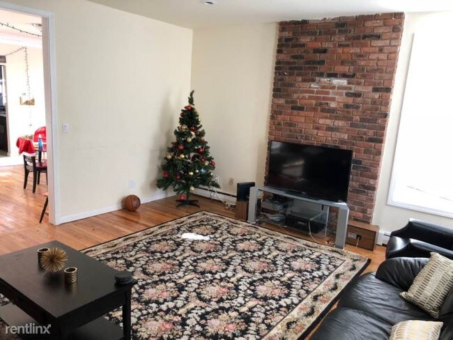 Building Photo - 583 Howard Ave