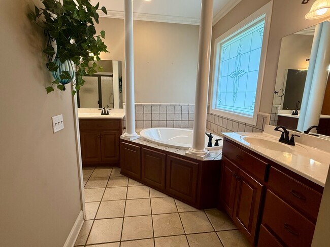 Building Photo - 364 Spring Hill Dr
