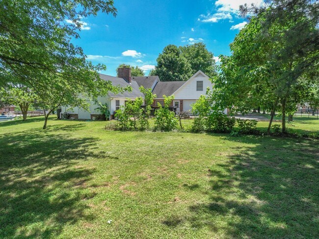 Building Photo - 2303 Friendship Dr