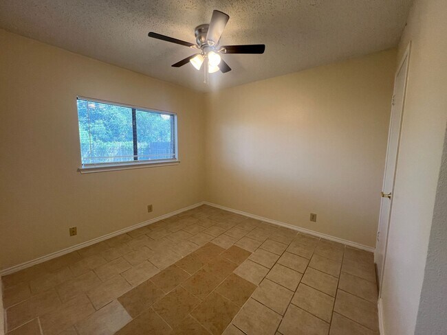 Building Photo - 9951 Echo Plain Dr