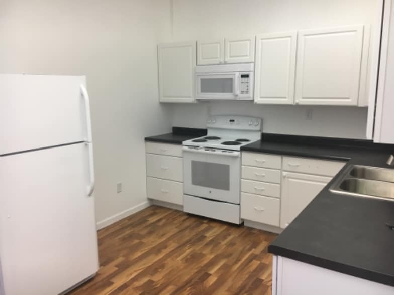 Building Photo - 208 Center St