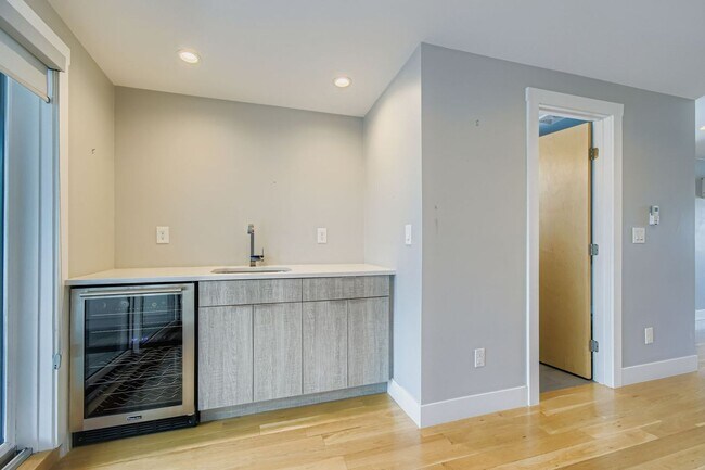 Building Photo - Beautiful, Modern 3 Bed/ 4 bath Home in Curtis Park! FIRST MONTHS RENT FREE!