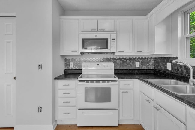 Building Photo - Lebanon- Beautiful 3 bed 2.5 bath home