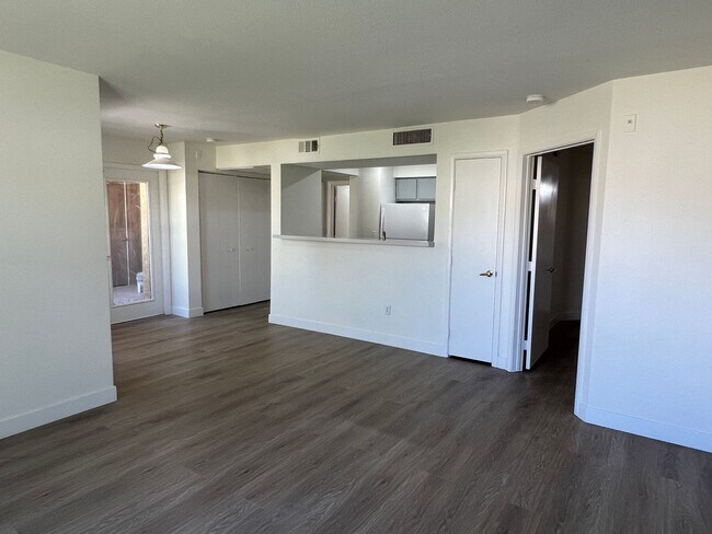 Building Photo - Beautifully Upgraded 2 Br 2 Ba Condo MOVE ...