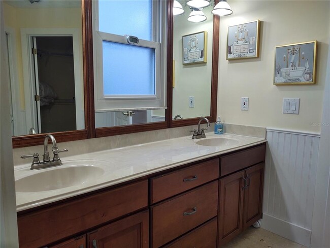 Building Photo - 10906 W Cove Harbor Dr