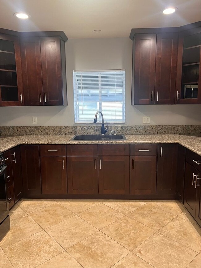 Building Photo - Beautiful 3 Bed / 2 Bath Home with Detached Bonus Space