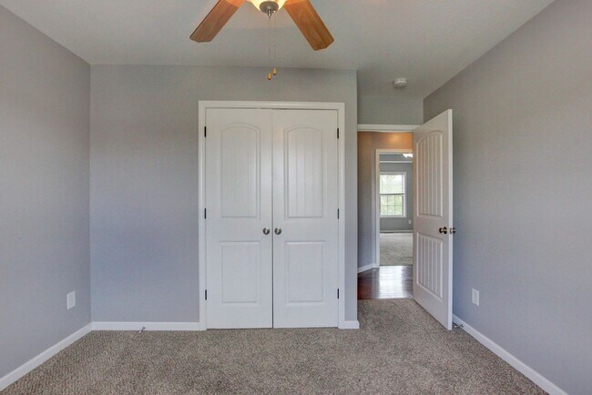 Building Photo - Sweet Splitlevel with Awesome Basement Area