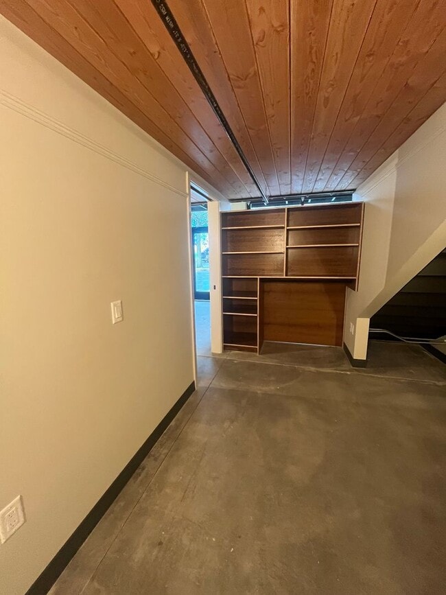 Building Photo - 1 Bedroom 1-Bathroom W/ Large Loft (2nd Bedroom or workspace)