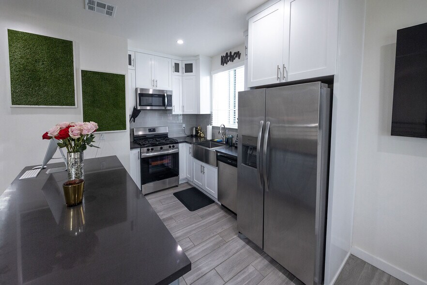 Building Photo - 1128 W 39th St