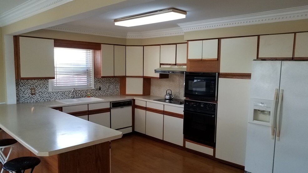 Building Photo - 2512 Burgundy Dr