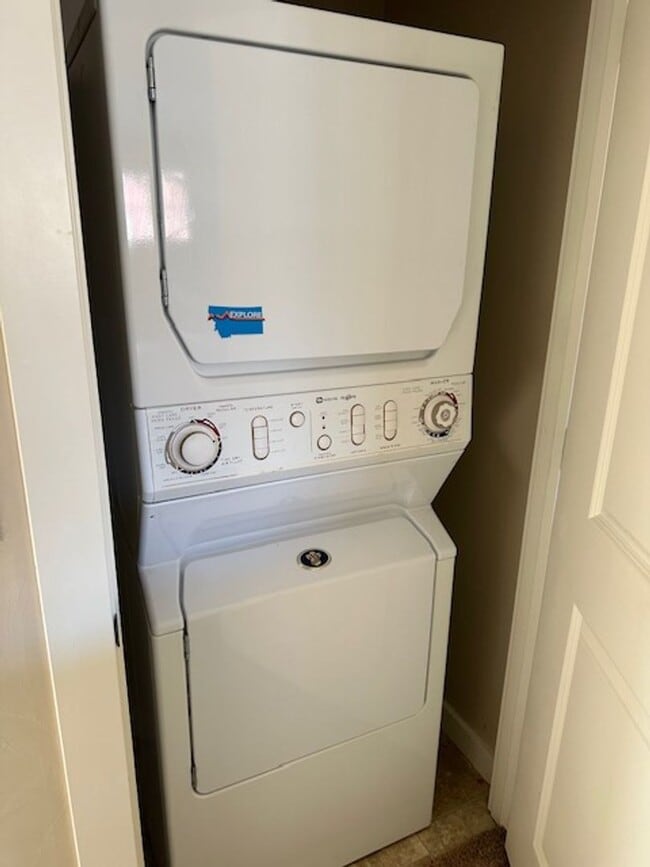 Building Photo - Townhouse