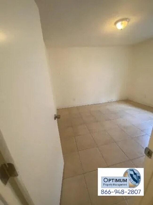 Building Photo - 630 S Olive Ave