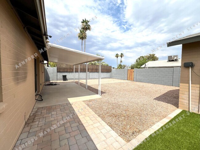 Building Photo - REMODELED 3 BEDROOM 2 BATH GEM WITH DETACH...