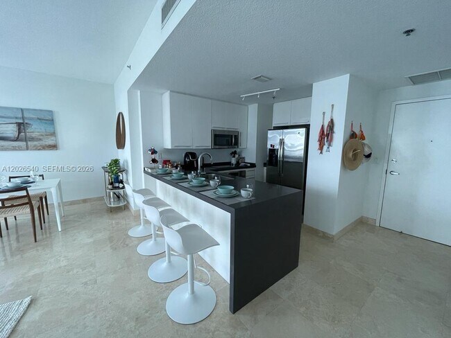 Building Photo - 6515 Collins Ave