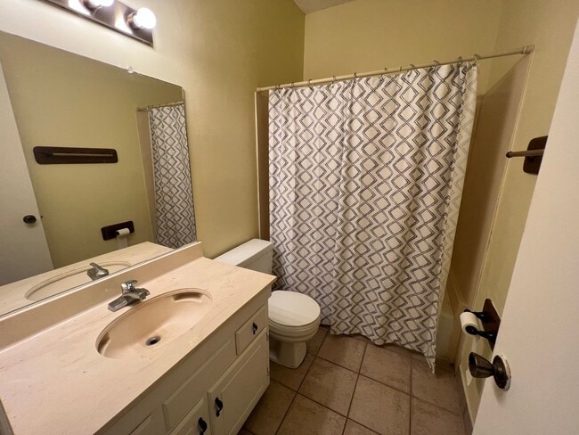 Building Photo - Must see 2 Bedroom Duplex off Brightside Dr. Close to LSU