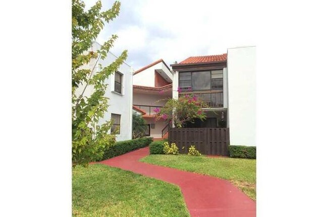 Building Photo - 9417 Fontainebleau Blvd