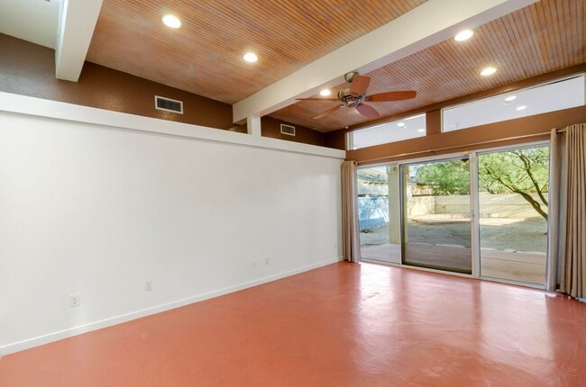 Building Photo - University Bungalow