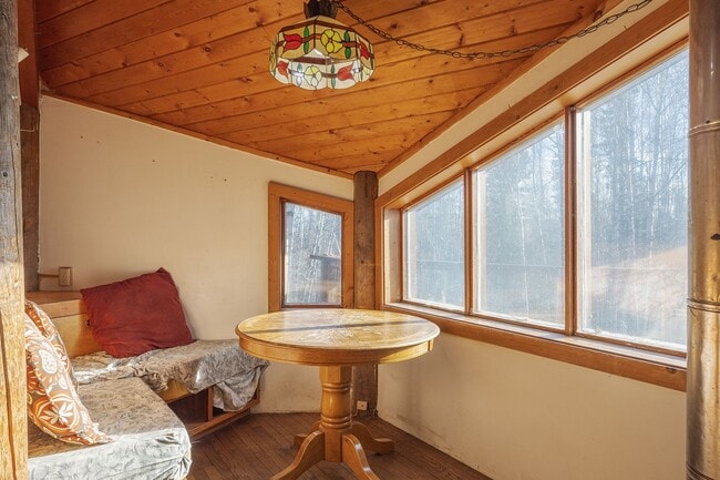 Building Photo - Cozy 2 Bedroom, 1 Bath, With a great Locat...