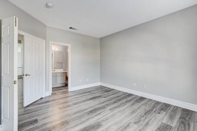 Building Photo - MASSIVE 5 BEDROOM, 2 STORY HOME IN DESIRABLE RHODES RANCH GOLF COURSE COMMUNITY!