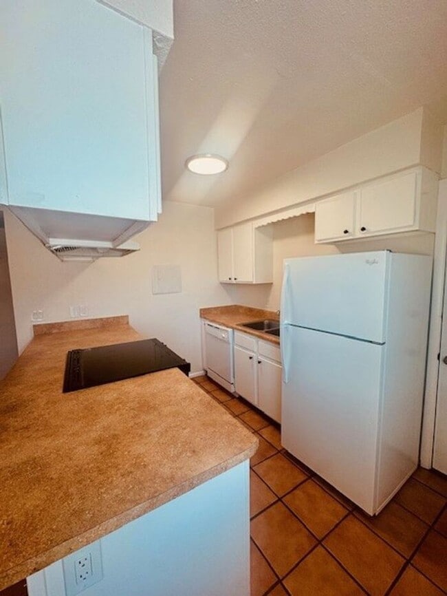 Building Photo - 2 Bedroom Central