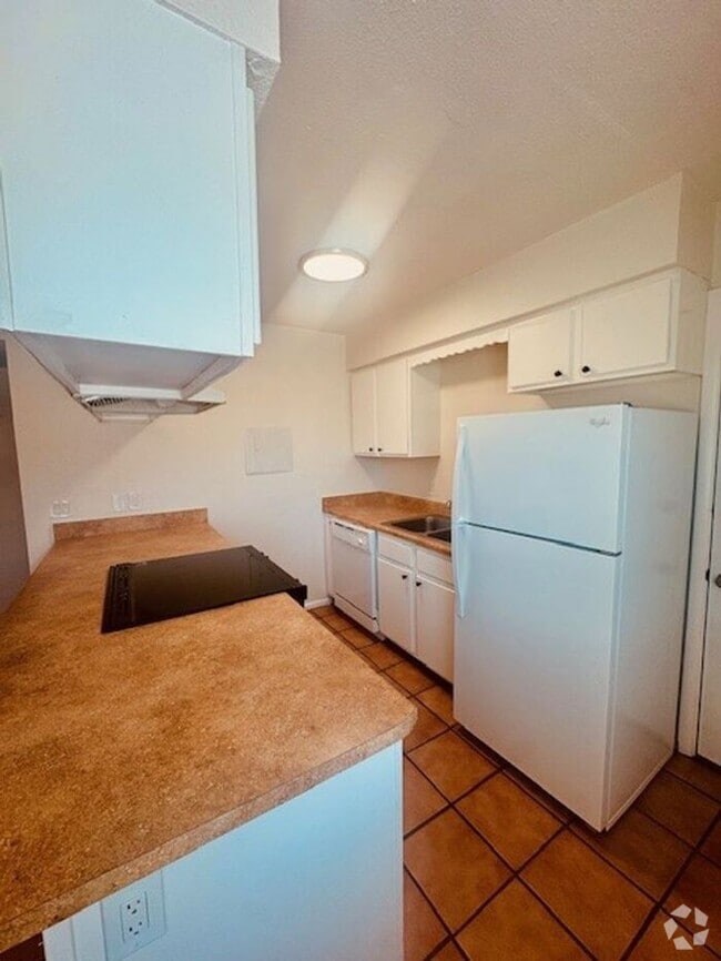 Building Photo - 2 Bedroom Central
