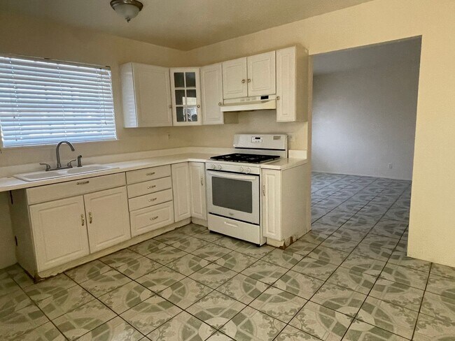 Building Photo - Victorville, 3 Bedroom, 2 Bathrooms, Large...