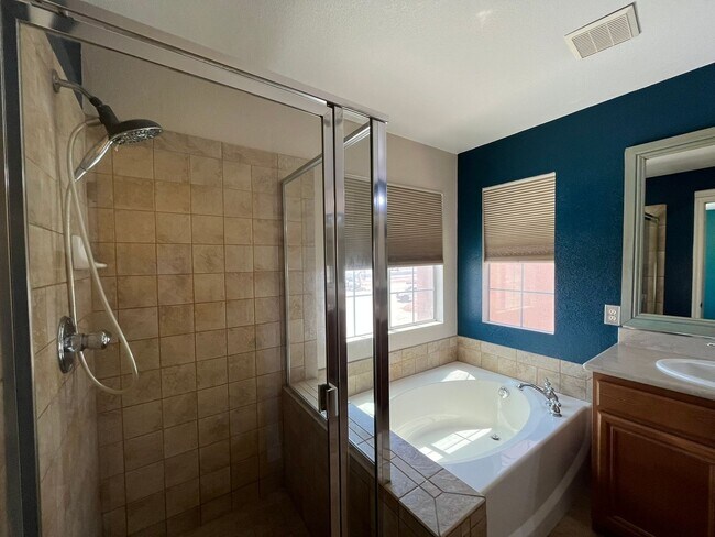 Building Photo - Stylish 3-Bedroom Home with Loft in Gated Community