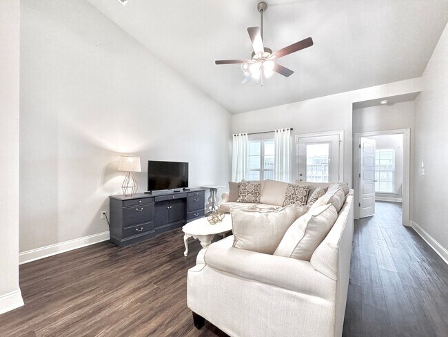 Building Photo - Elegant Townhouse in StoneLake Village – Stylish 3BR/2BA with Garage & Patio