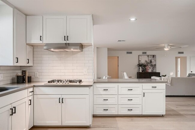 Building Photo - 5325 Western Hills Dr