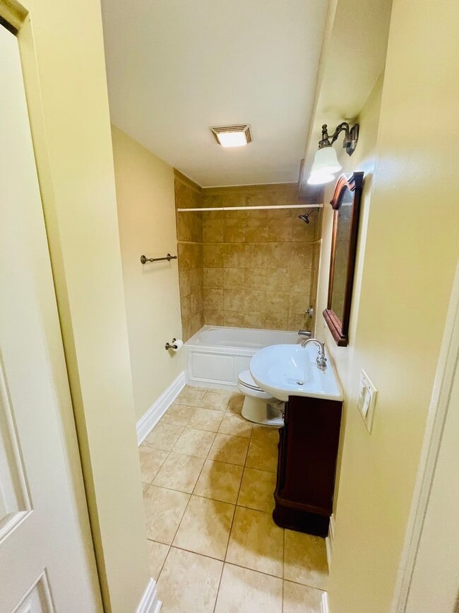 Building Photo - 2050 W Summerdale Ave