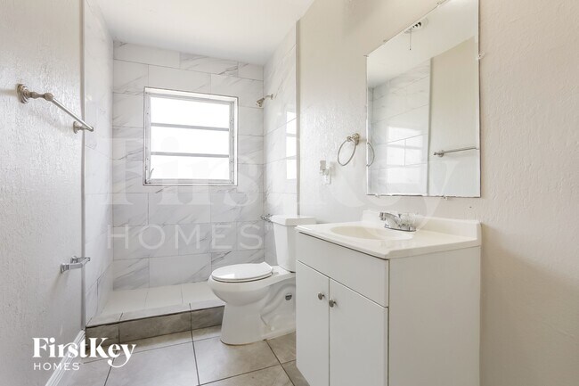 Building Photo - 2720 SW 18th St