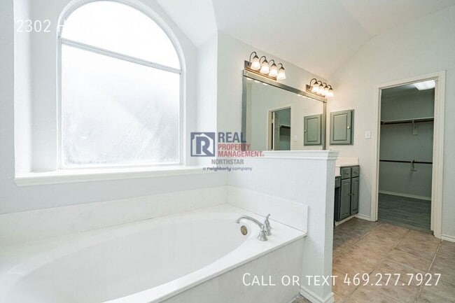 Building Photo - 2302 Highbank Dr