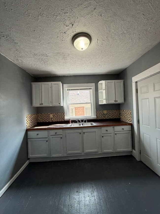 Building Photo - Spacious 2 bedroom home