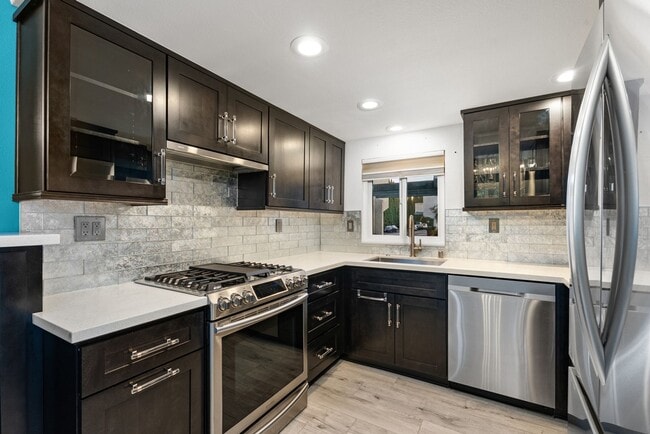 Building Photo - Charming, Light-Filled 2-Bed / 2.5-Bath Townhome with Private Yard & Garage Parking