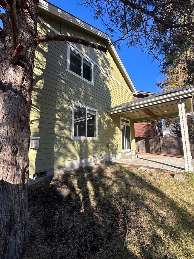 Building Photo - Comfortable Bend Living – 3 Bedroom Home with Spacious Bonus Room!