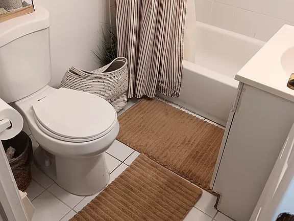 Building Photo - 916 Green Bay Rd